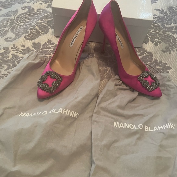 Manolo Blahnik. Hangisi Crystal. Fuschia Silk Pumps. Size 41 (fits like a 40). - Picture 2 of 4